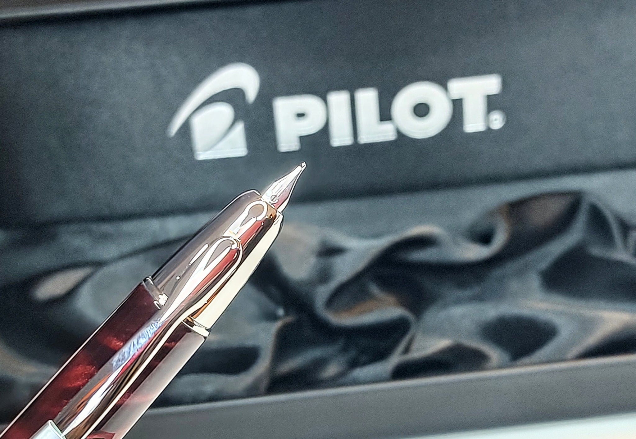 Pilot - Vanishing Point - Fountain Pen - Red/Gold